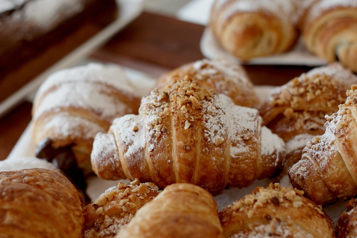 InfFlavBlog's tweet image. Calling all aspiring bakers! Elevate your skills with our guide to perfect croissants for beginners. Experience the satisfaction of creating these golden, buttery delights. 🥐🌈 #BakingForBeginners #CroissantMagic #FlakyGoodness