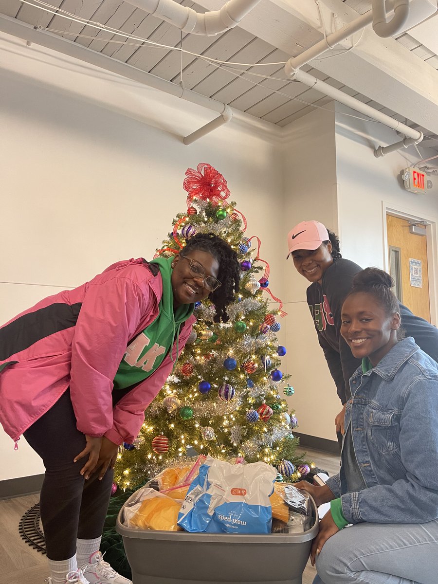 Shoutout to the amazing Zemora On The Run from the AKA sorority for their incredible dedication in creating toiletry kits for the families we serve! Your hard work and generosity are making a real difference in the lives of so many. Thank you! #HolidayGiving #GivingSeason #Donate