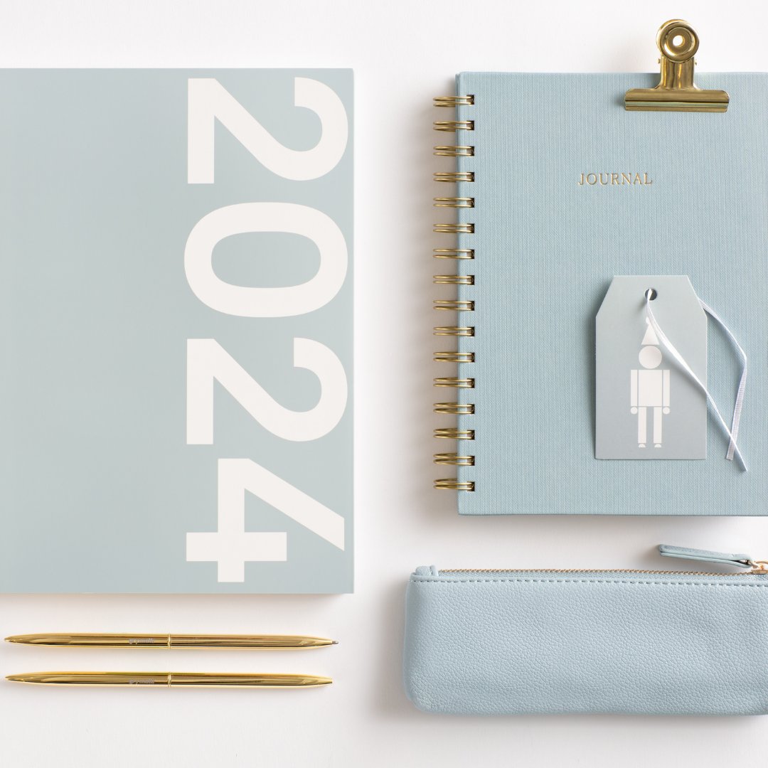 StaplesCanada's tweet image. Get set for a productive (and stylish) start to the new year with our @livegrymattr essentials – where pens meet perfection, notebooks are a canvas, and candles set the vibe! ✨ 

Visit staples.ca to shop.

.
.
.
#StaplesCanada #WorkLearnGrow