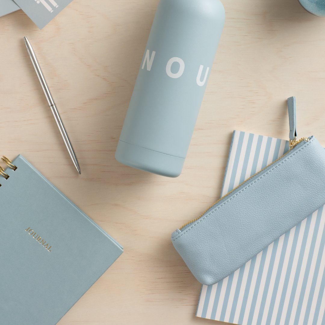 StaplesCanada's tweet image. Get set for a productive (and stylish) start to the new year with our @livegrymattr essentials – where pens meet perfection, notebooks are a canvas, and candles set the vibe! ✨ 

Visit staples.ca to shop.

.
.
.
#StaplesCanada #WorkLearnGrow