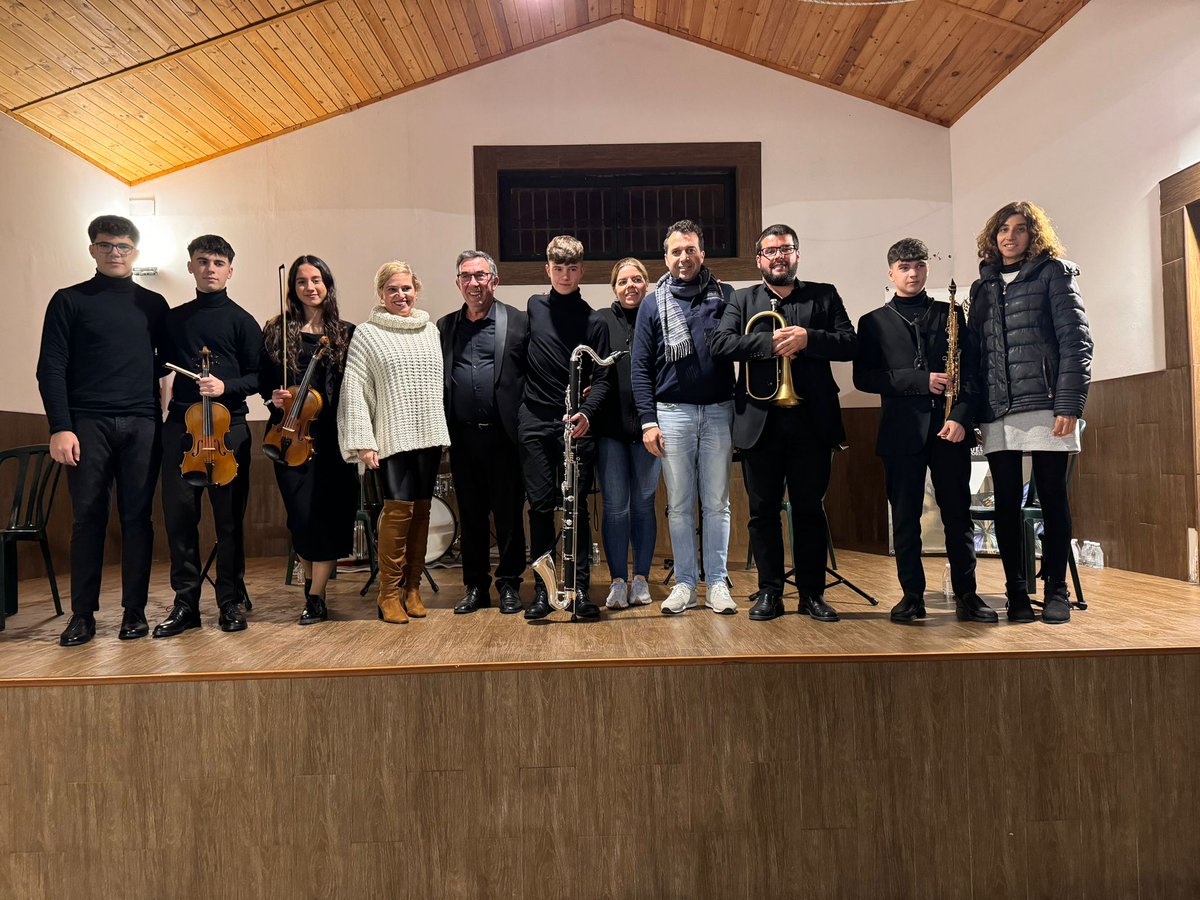 DipuHU's tweet photo. 🌟🎄🌟Continuamos llevando el arte y la música a los pueblos con ‘Tierra de Cultura’. La campaña de Navidad de @dipuhu #huelva descubre #Fuenteheridos, con la actuación del grupo de cámara ‘The Baton’, a la que ha asistido la diputada de #Cultura  , @graciabaquero . https://t.co/KgYGzjd84w