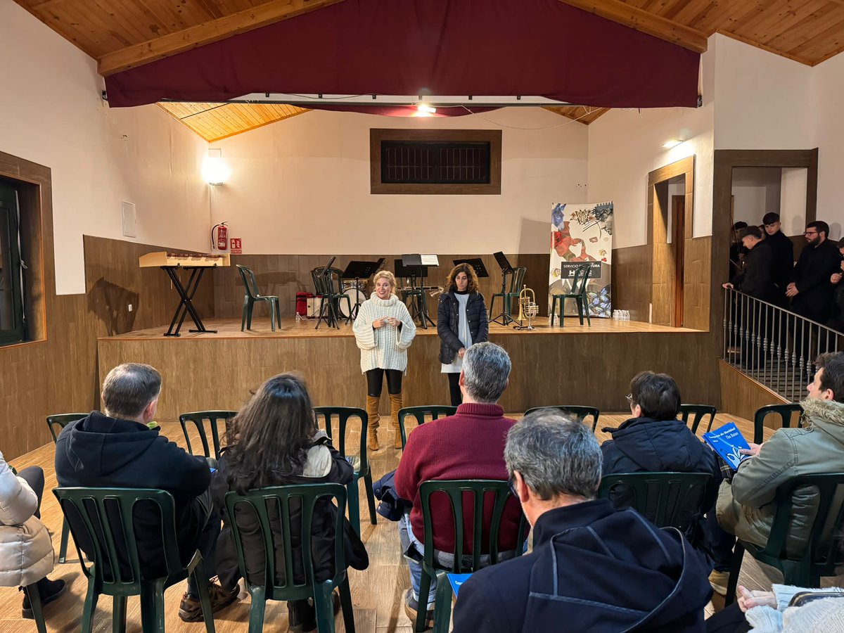 DipuHU's tweet photo. 🌟🎄🌟Continuamos llevando el arte y la música a los pueblos con ‘Tierra de Cultura’. La campaña de Navidad de @dipuhu #huelva descubre #Fuenteheridos, con la actuación del grupo de cámara ‘The Baton’, a la que ha asistido la diputada de #Cultura  , @graciabaquero . https://t.co/KgYGzjd84w
