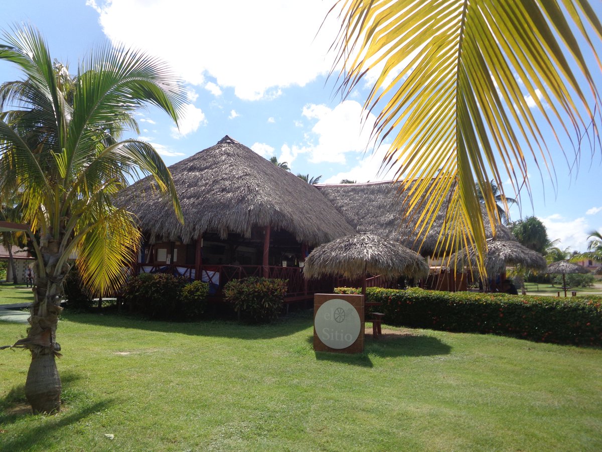 Villacubahotel's tweet photo. Desde nuestro Ranchón Playa te saludamos! 😃🍽🍹
🇨🇺🇨🇺Disfrutando nuestro Día Cubano
📍 Hotel Villa Cuba
.
.
#CubanDay #CubaUnica @MinturVaradero https://t.co/23zCEwSLnX