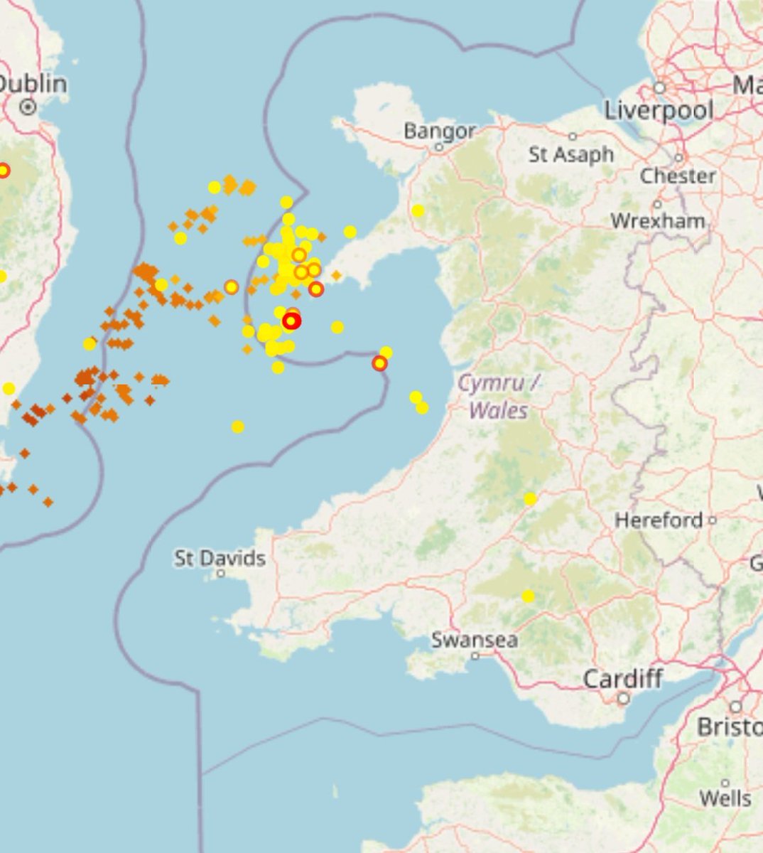 Heavy rain and lightning over the Irish Sea moving towards Gwynedd and Anglesey this evening with strong to gale force winds. Recent gust 60mph @RAFValleyMet