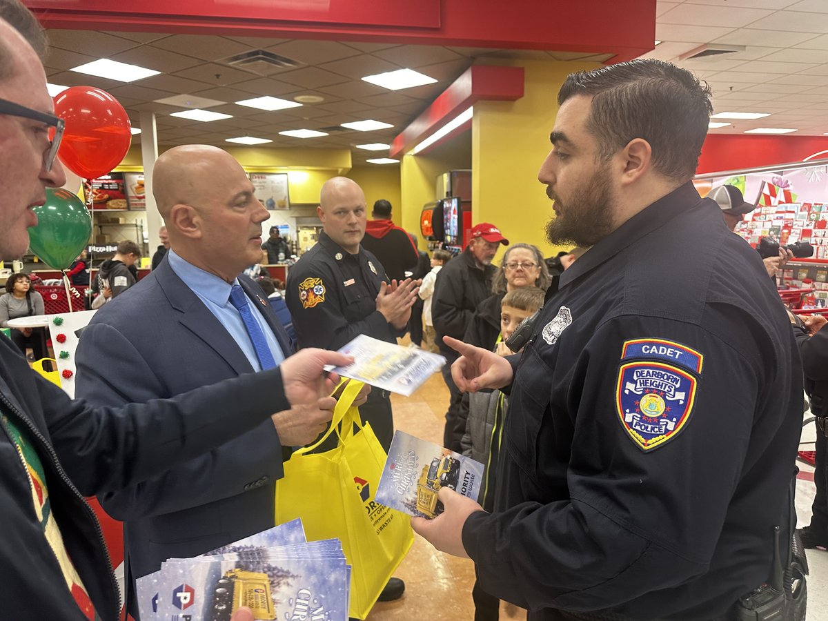 PriorityWaste's tweet photo. We were very proud to sponsor "Shop With a Hero" for the children of Dearborn Heights! 💛

Watch the video and read the article here: https://t.co/i8xF1JmKh3

#ThisIsWhatWeDo #TeamPriority #Community https://t.co/WKk2OPcoRs