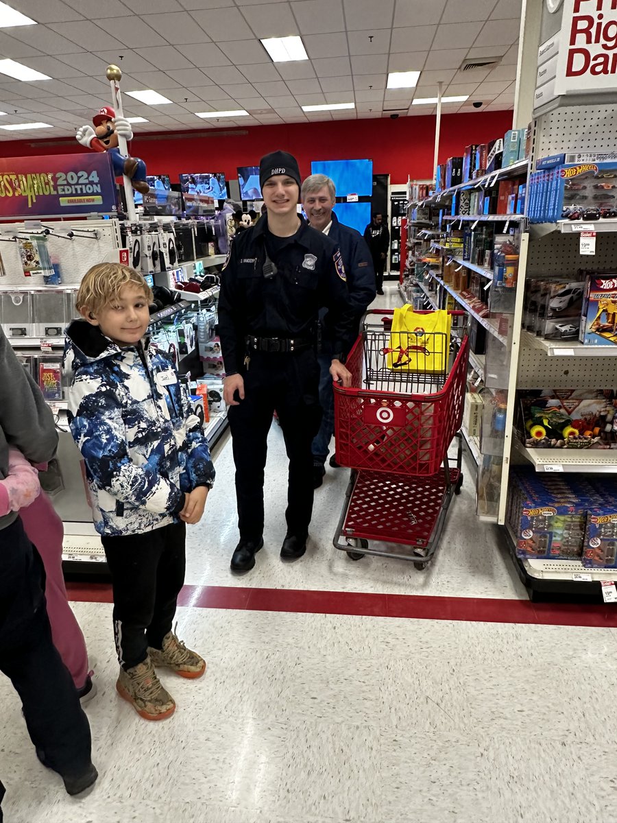 PriorityWaste's tweet photo. We were very proud to sponsor "Shop With a Hero" for the children of Dearborn Heights! 💛

Watch the video and read the article here: https://t.co/i8xF1JmKh3

#ThisIsWhatWeDo #TeamPriority #Community https://t.co/WKk2OPcoRs