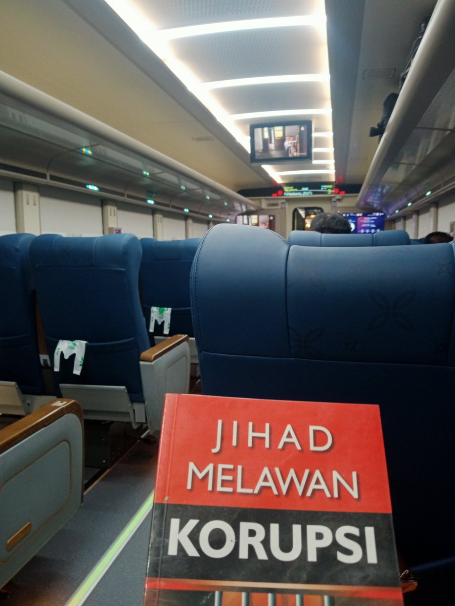 Dan syahdunya perjalanan kereta malam adalah untuk menjemput pagi.