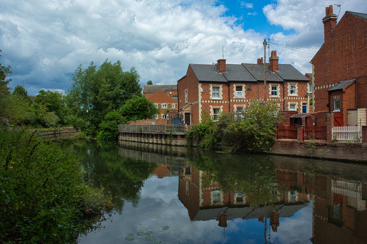 victormap's tweet photo. Viviendas en el canal del río Tamesis en Reading (Reino Unido)

#england #reading #uk #unitedkingdom #reinounido #inglaterra https://t.co/RDKupxoUSB