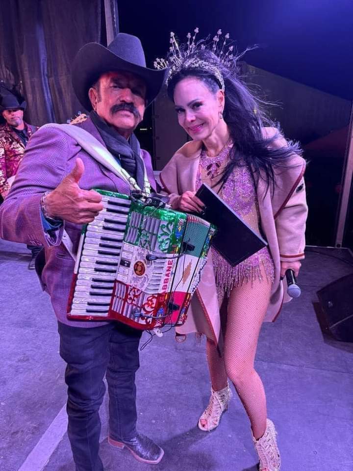 baldozambrano01's tweet photo. Causa asombro el aspecto y #Critican en todas las redes sociales a #MaribelGuardia por esta foto con Polo villa 😱😰‼️‼️
¡ Qué tal! https://t.co/9jYuf5OuAQ