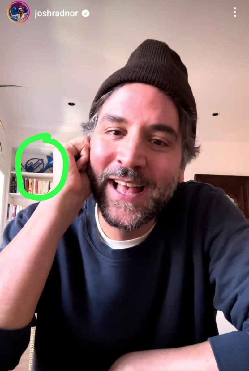 LarraLFC's tweet photo. Josh Radnor guarda en su casa la tuba azul de "How I Met Your Mother" 🥹 https://t.co/fUSaurk11d