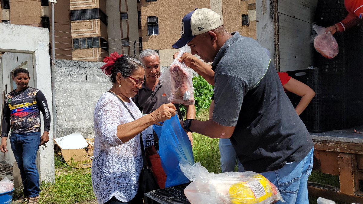 JBPSEMLO's tweet photo. Los trabajadores de la Junta de Beneficencia Pública y Social del Estado #Monagas Lotería de Oriente, recibieron este 21 de diciembre, un combo hallaquero, como parte de los beneficios laborales que ofrece la institución.
.
.
.
#navidad #hallacas #laborsocial https://t.co/9X9M3DDxaW