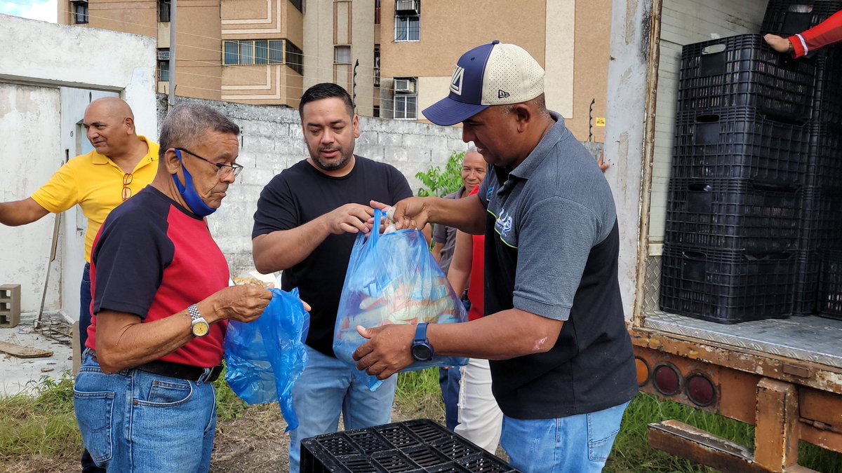 JBPSEMLO's tweet photo. Los trabajadores de la Junta de Beneficencia Pública y Social del Estado #Monagas Lotería de Oriente, recibieron este 21 de diciembre, un combo hallaquero, como parte de los beneficios laborales que ofrece la institución.
.
.
.
#navidad #hallacas #laborsocial https://t.co/9X9M3DDxaW