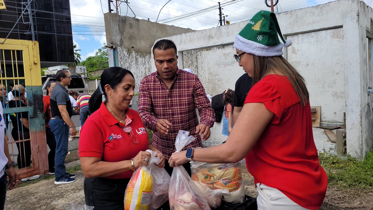 JBPSEMLO's tweet photo. Los trabajadores de la Junta de Beneficencia Pública y Social del Estado #Monagas Lotería de Oriente, recibieron este 21 de diciembre, un combo hallaquero, como parte de los beneficios laborales que ofrece la institución.
.
.
.
#navidad #hallacas #laborsocial https://t.co/9X9M3DDxaW