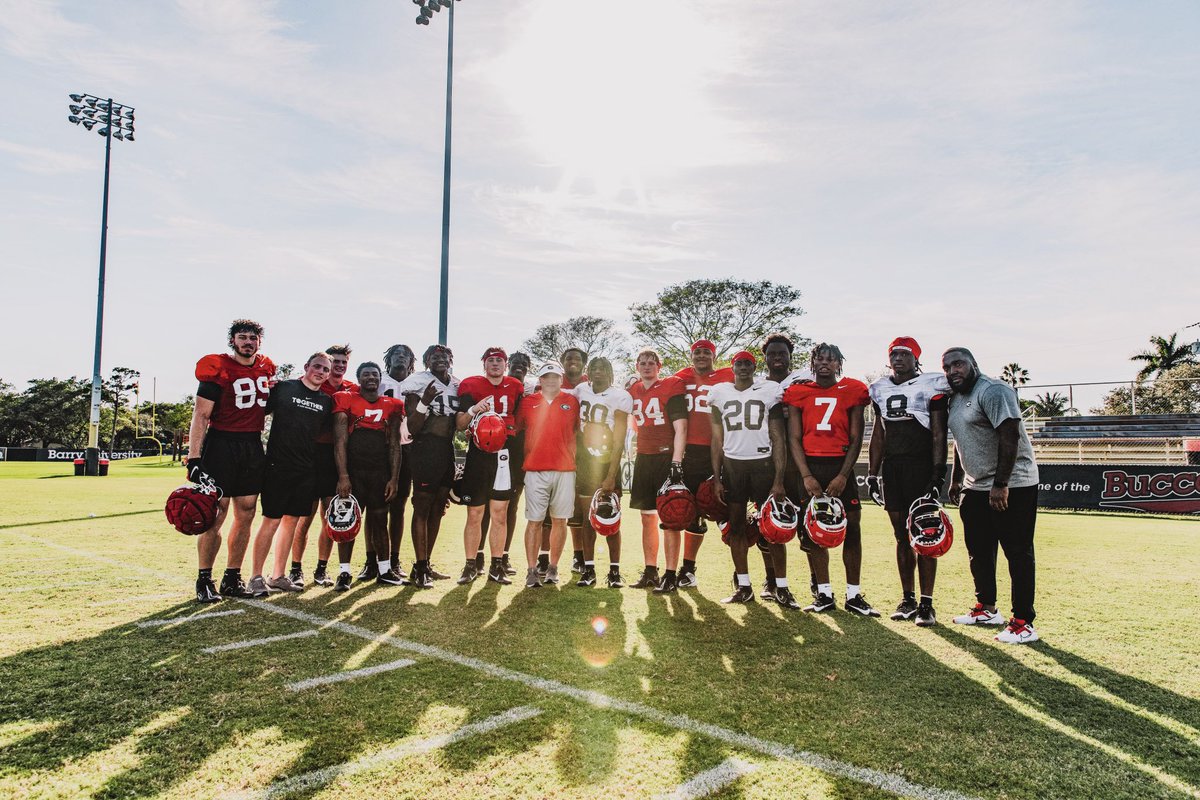 Some new Dawgs made the trip 😄

#DawgNation give them a warm welcome!

#GoDawgs