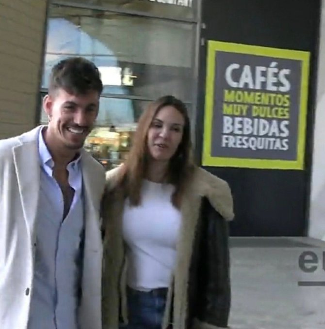 LAREVUELO53's tweet image. #GHVIP27D Tras dejar a su pareja, Pablo Marqués, la modelo ha encontrado consuelo y amor en los brazos del cantante, y ambos se han vuelto inseparables desde entonces. Tras pasar las navidades juntos la pareja ha reafirmado su relacion dejandose ver muy felices de compras.