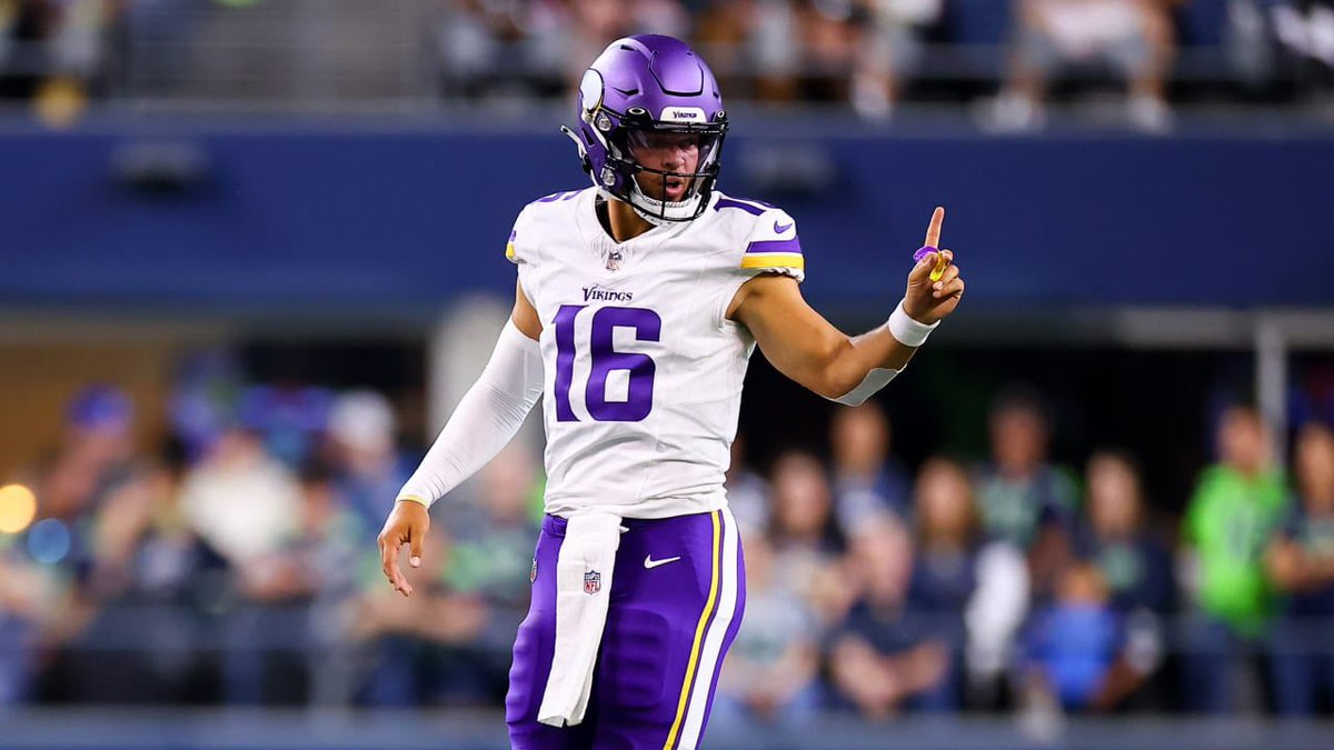 vikingsnationmn's tweet photo. The #Vikings held a walk-thru practice today where Nick Mullens and Jaren Hall were alternating snaps while media was present. 

KOC said yesterday that he wasn’t ready to name a starter for Sundays game against the Packers. Per @SeifertESPN, logic suggests that if Nick Mullens were keeping his spot, there wouldn’t be a delay in acknowledging it. #SKOL