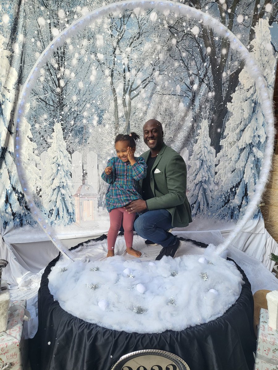 jsaedwards's tweet image. Here&apos;s the story and principle. Anticipate what your client might need before they arrive. At church on Christmas with a restless child among other parents with similar issues. Out pops a snow globe, then cookies and hot chocolate. Child happy, dad 😊