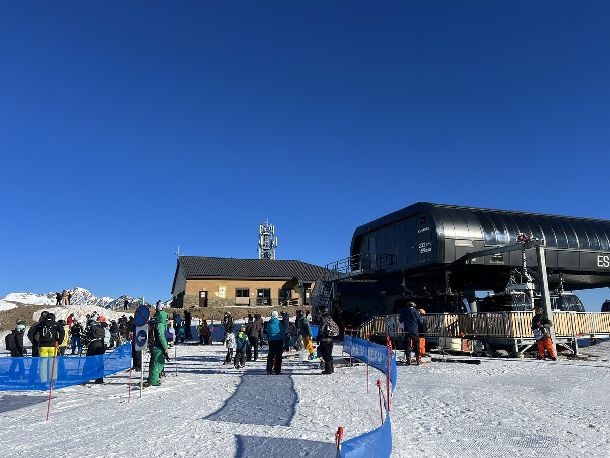 Journée #ski ☀️❄️ à #saintlarysoulan avec <a href="/nevasport/">nevasport</a> Ambiance au nouveau <a href="/3guides/">3rd Quedgeley Guides</a> au #pladadet 🎥 #aurelouron #pyrenees