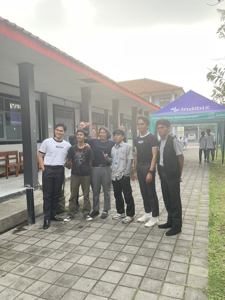 tiogntr's tweet photo. disisi lain ikut bangga juga sama band @erraticmoody_ sekarangma suka ada wee yang minta foto yaa. sukses selalu gais maaf sy gabisa dokumentasi lagi, tp kalo ada waktu masih boleeh lah yaa https://t.co/Pf2Wtnb09C