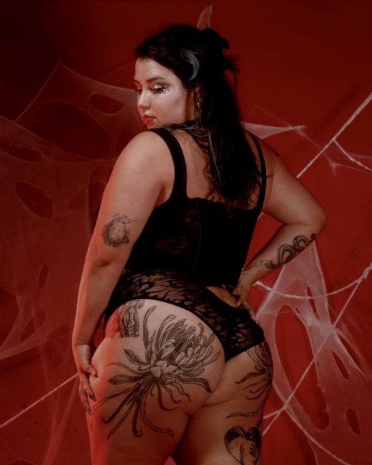 Who wants to be my chair? 😈 https://t.co/jtRqItdoEO