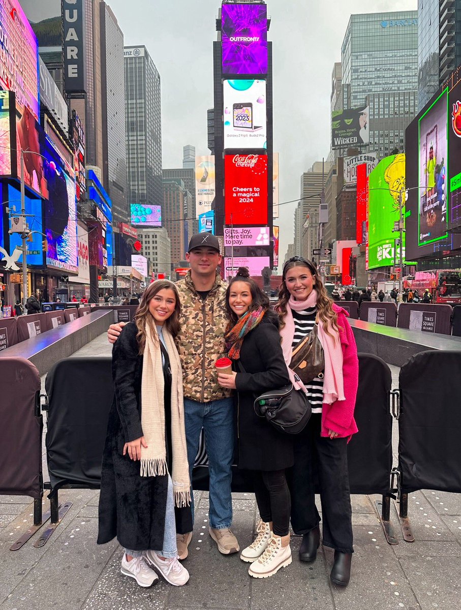 Holly Whitfield tweet media