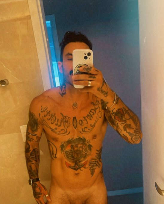 Clique para ver a foto completa 🔞🥵👇🏼 https://t.co/OicKu9wUKl https://t.co/1V2SX7nc0R