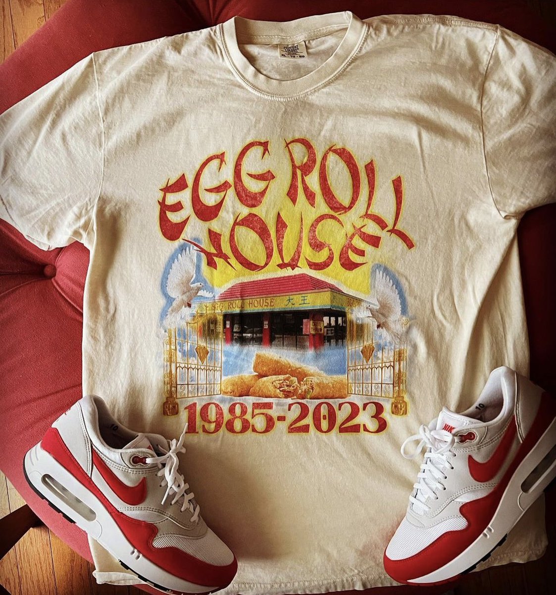 joelvenile's tweet photo. 🥠 giveaway 🥠

Everyone knows Egg Roll House was my favorite Chinese place around. Now that it’s not around anymore I have to find a new go to. 

🥡follow @Joelvenile, 
🥡like and retweet this post
🥡comment your go to Chinese restaurant and dish anywhere the region. 

You’ll be entered for a chance to win your very on Egg Roll House tee! 🥡 ends 1/5!