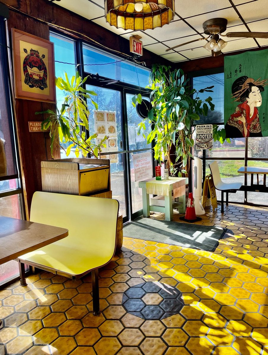 joelvenile's tweet photo. 🥠 giveaway 🥠

Everyone knows Egg Roll House was my favorite Chinese place around. Now that it’s not around anymore I have to find a new go to. 

🥡follow @Joelvenile, 
🥡like and retweet this post
🥡comment your go to Chinese restaurant and dish anywhere the region. 

You’ll be entered for a chance to win your very on Egg Roll House tee! 🥡 ends 1/5!