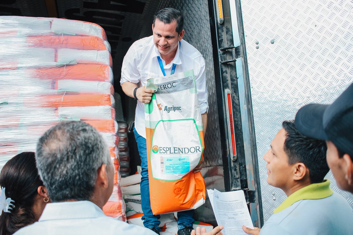 PrefGuayas's tweet photo. ✅ Además la Prefectura Ciudadana del Guayas realiza un acompañamiento con capacitaciones y asistencia técnica. La Prefecta anunció la próxima apertura de un Centro de Mecanización, asimismo, se trabaja en un Centro de Almacenamiento. 

#GuayasSeMueveAlCambio 🚜👨‍🌾🌽 https://t.co/ylxkChnbrY