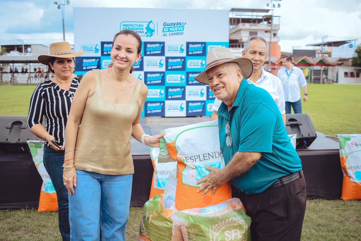 PrefGuayas's tweet photo. ✅ Además la Prefectura Ciudadana del Guayas realiza un acompañamiento con capacitaciones y asistencia técnica. La Prefecta anunció la próxima apertura de un Centro de Mecanización, asimismo, se trabaja en un Centro de Almacenamiento. 

#GuayasSeMueveAlCambio 🚜👨‍🌾🌽 https://t.co/ylxkChnbrY