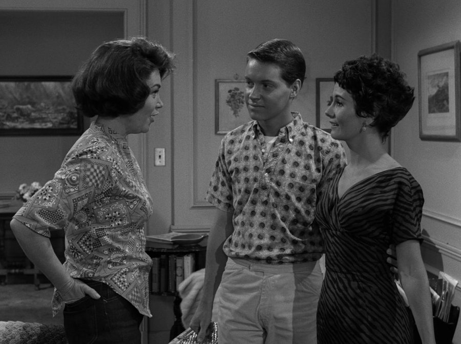 TheNightGallery's tweet photo. December 27, 1963: Twilight Zone's "Ring-a-Ding Girl" airs. A movie star finds a unique way to save her small hometown from a tragic accident.

One of eight episodes written by Earl Hamner, creator of "The Waltons": https://t.co/7a2ngN03sz https://t.co/LSe6WZ3P6F