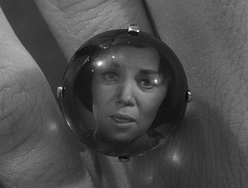 TheNightGallery's tweet photo. December 27, 1963: Twilight Zone's "Ring-a-Ding Girl" airs. A movie star finds a unique way to save her small hometown from a tragic accident.

One of eight episodes written by Earl Hamner, creator of "The Waltons": https://t.co/7a2ngN03sz https://t.co/LSe6WZ3P6F
