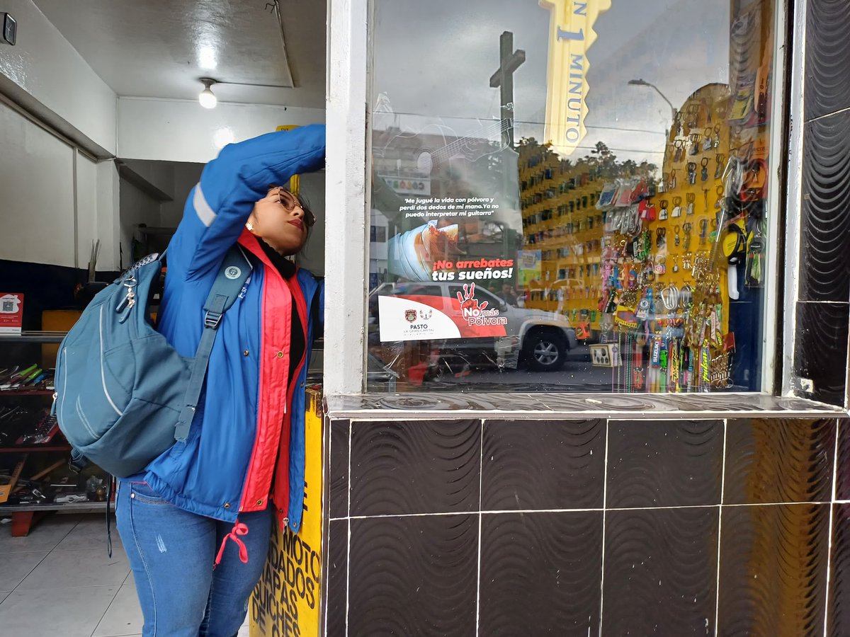 secsaludpasto's tweet photo. En el barrio Lorenzo de la comuna 4, hemos levantado la voz contra la pólvora. Con 3 lesionados este año, es tiempo de concientización. 

Invitamos a toda la comunidad a unirse y entender los peligros que la manipulación de pólvora conlleva #NoMásPólvora. https://t.co/MW6Zf9iuaS
