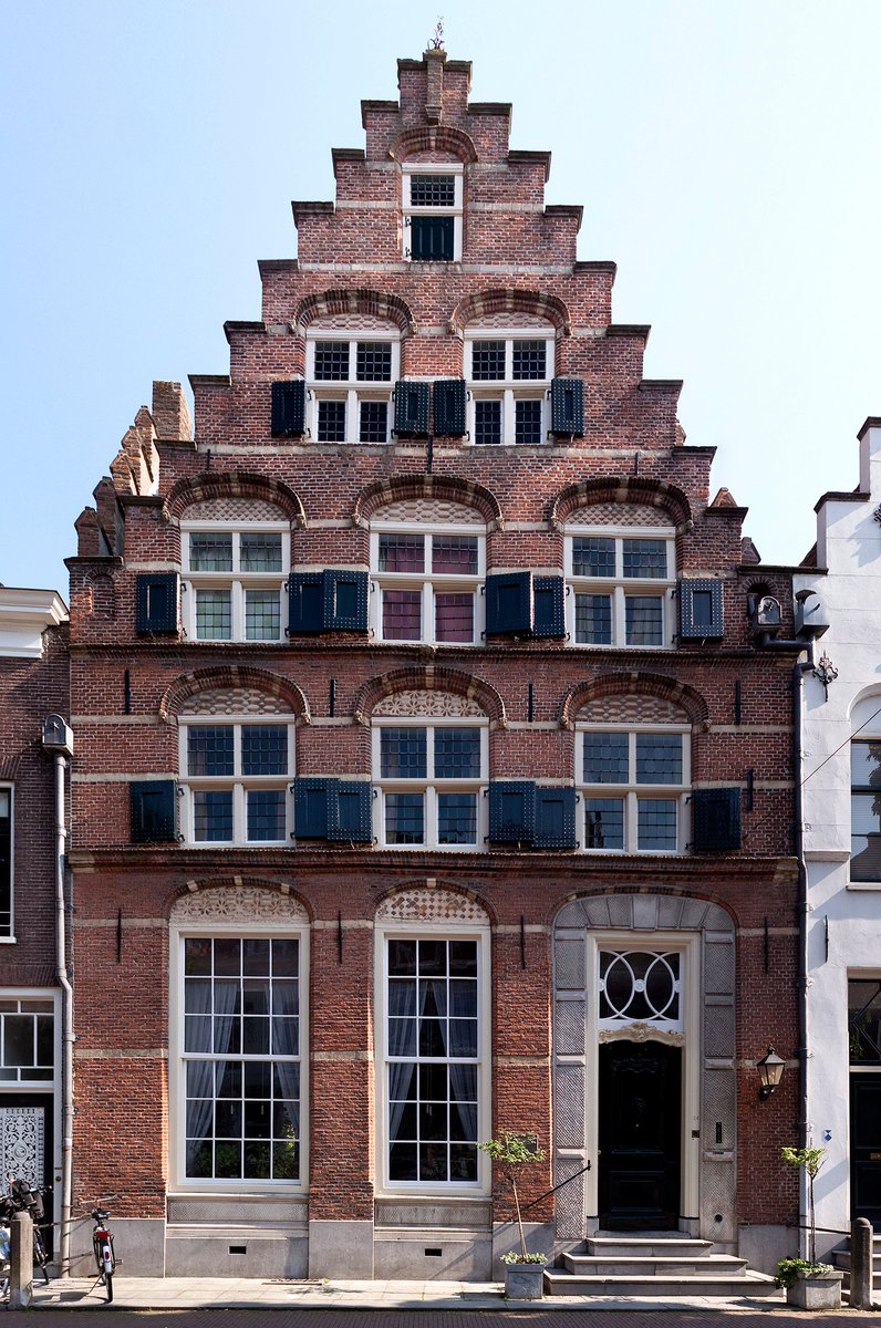 dutchbuildings's tweet image. A monumental house with a stepped gable in #Zaltbommel (Gelderland). It dates from the late 16th century.