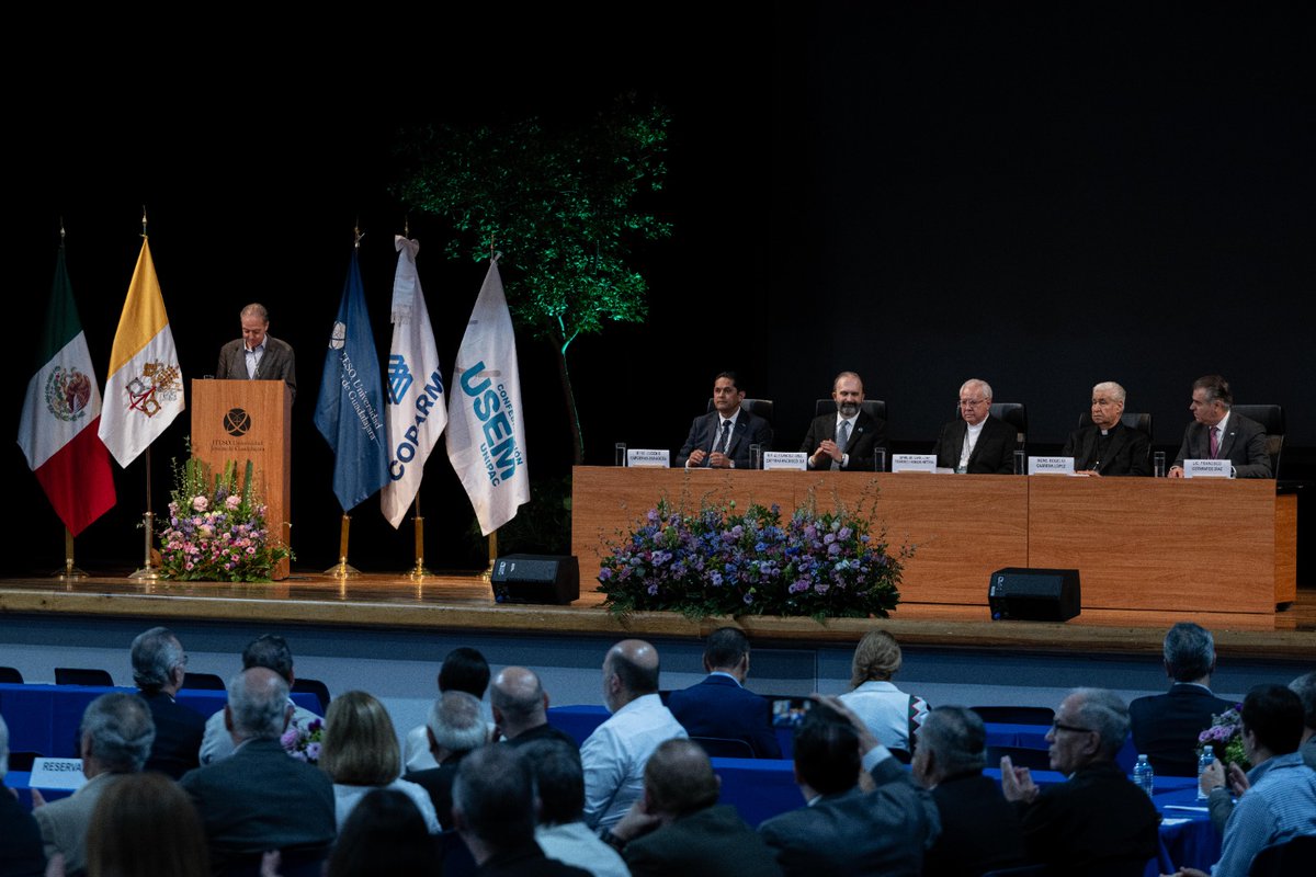 Coparmex's tweet photo. 🔵 #Recuento2023 | El 3 de julio, con profundo amor y  la certeza de que un México en paz es posible, Obispos y Empresarios convocados por @IglesiaMexico, @confe_usem, @ITESO y @Coparmex, llevamos a cabo el Encuentro Nacional “POR LA JUSTICIA Y LA PAZ EN MÉXICO”. 🇲🇽🕊️ https://t.co/Jq8BRTmtPL