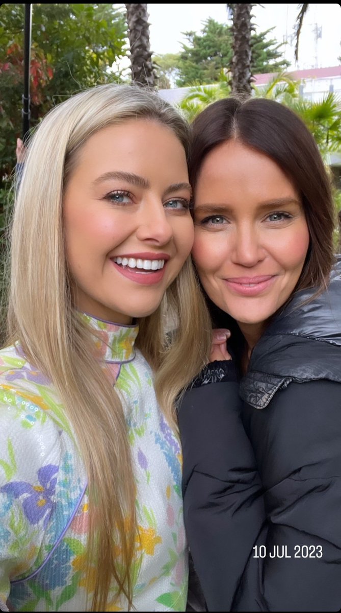 Beckixsmith1's tweet photo. This friendship 💗 #Chellyforever #Neighbours https://t.co/06L0CFLxbI