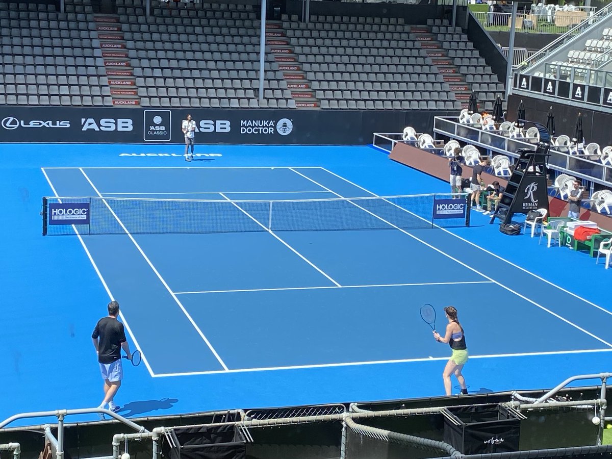 Elina Svitolina and Gael Monfils having a hit together on Centre Court at the ⁦<a href="/ASB_Classic/">ASB Classic</a>⁩
