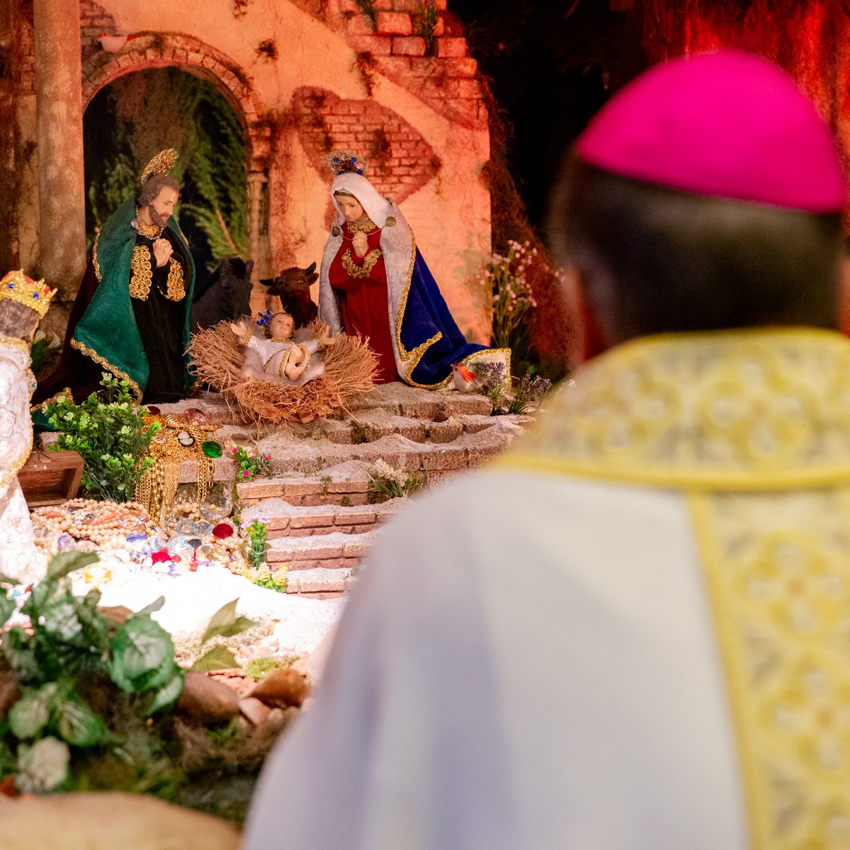 “Nasceu para nós o Salvador! Esta grandiosa notícia não pertence apenas ao passado, ela é atual. Hoje, Jesus nasce em nossos corações. Junto a Maria, a cheia de graça, e José, o homem justo, abramos nossos corações para acolher o Menino da manjedoura, o Menino Deus!"