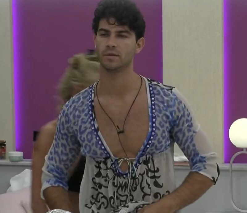 itslautrolo's tweet photo. furia acaba de lograr que los hombres se vistan de mujer inventando que gh dio esa actividad y fue ELLA jakdk SU MENTE 🚬

#GranHermano https://t.co/yrSQtxlNL0