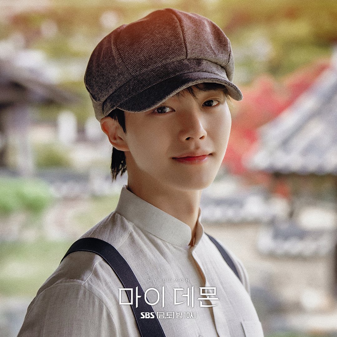 7th year: alina 𖣂 tweet media