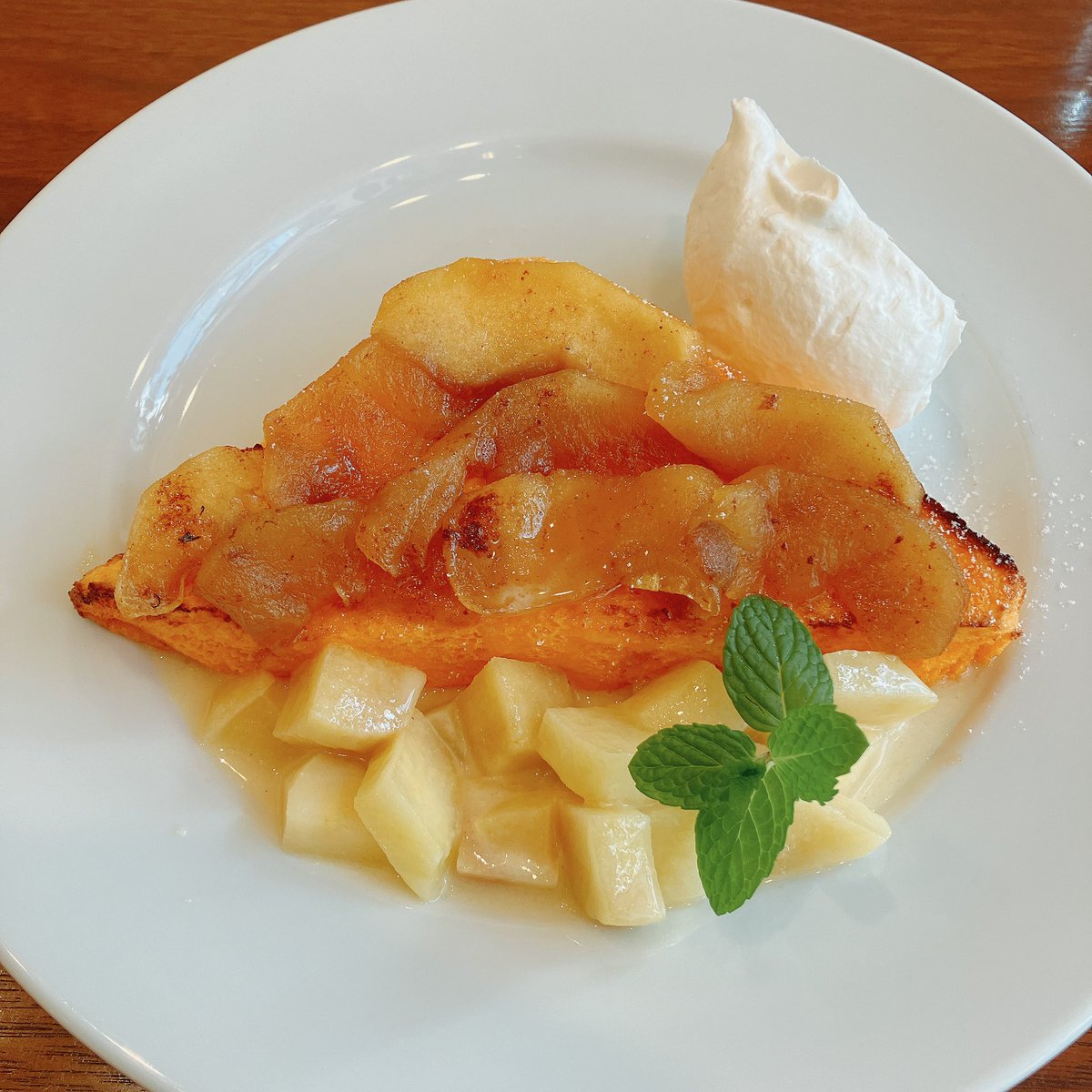 utaite_myori's tweet photo. 久々に娘ちゃんとデート❤︎期間内にもっかいこのホットアップルフレンチトーストが食べれて大満足🥰焦バターキャラメルも美味しかった😋
夏の桃パフェの時期はめっちゃ混むけど、冬場のフレンチトーストだけの時期は空いてるのでオススメ✨
#CafeFate #天六グルメ #フレンチトースト https://t.co/mWpwDS5zcK