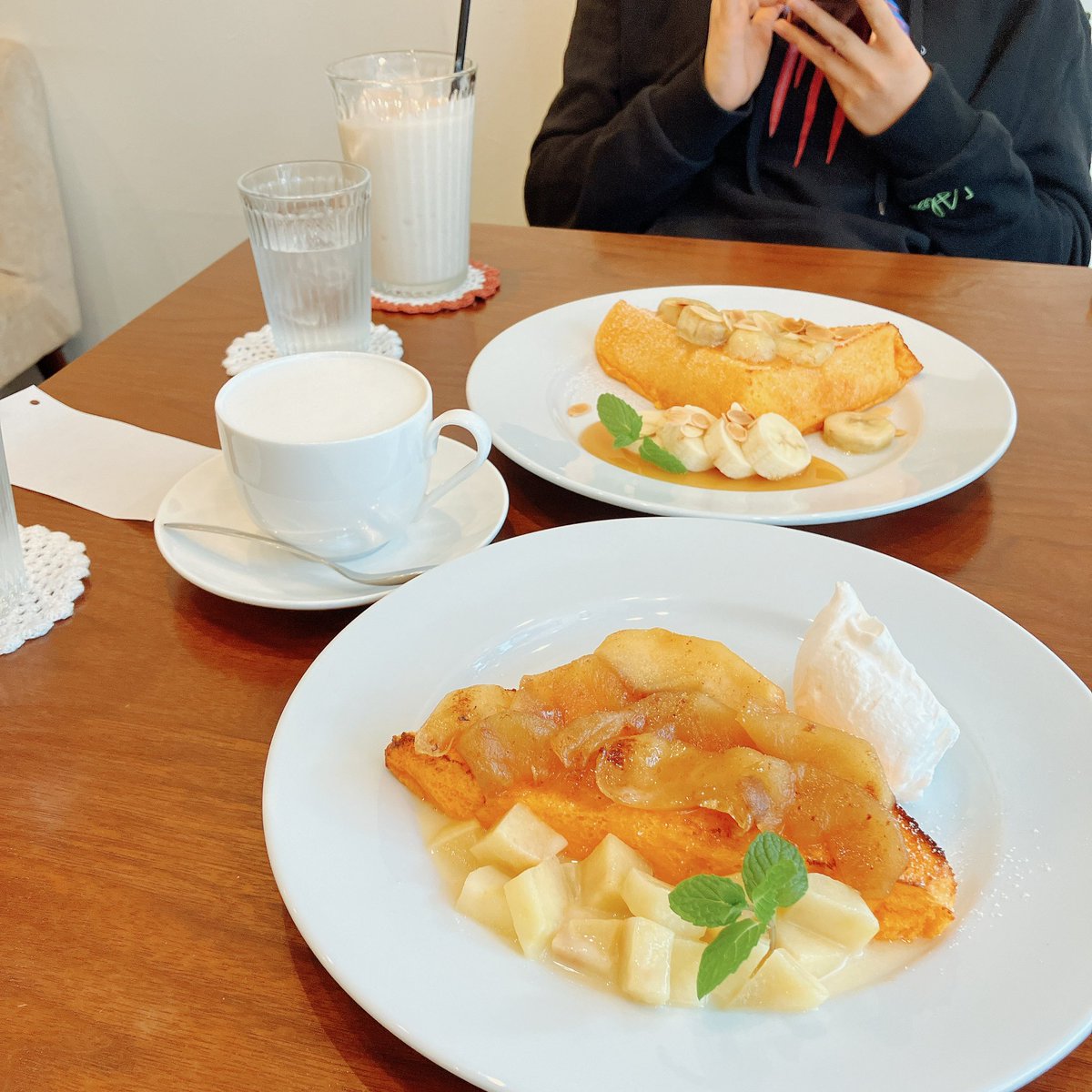 utaite_myori's tweet photo. 久々に娘ちゃんとデート❤︎期間内にもっかいこのホットアップルフレンチトーストが食べれて大満足🥰焦バターキャラメルも美味しかった😋
夏の桃パフェの時期はめっちゃ混むけど、冬場のフレンチトーストだけの時期は空いてるのでオススメ✨
#CafeFate #天六グルメ #フレンチトースト https://t.co/mWpwDS5zcK