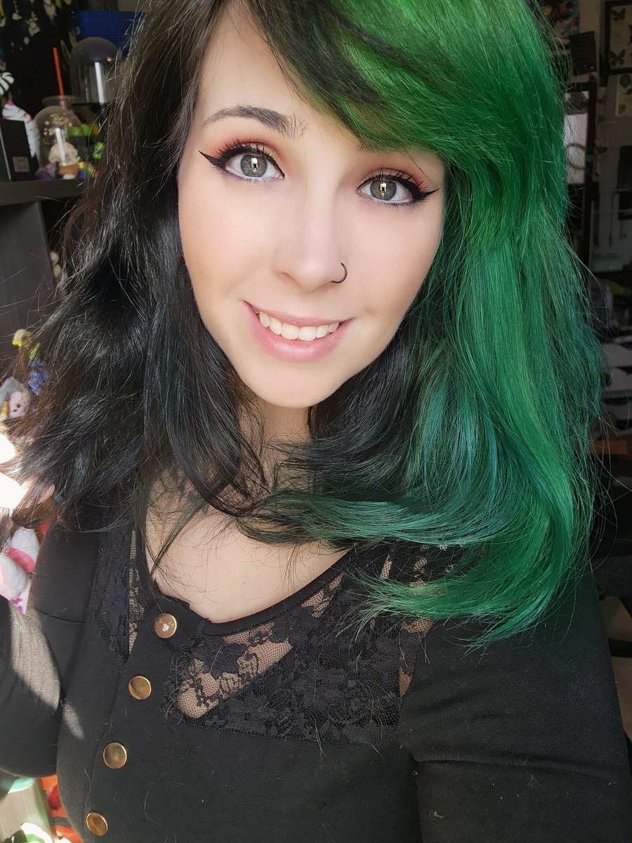 QueenKryptid's tweet image. Do we like this picture? I can't decide.