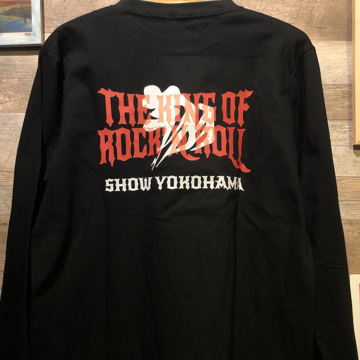ABLE_INDIAN's tweet photo. 横浜銀蝿”翔”さん公認
店舗にて一部販売開始です。品切れの場合は年明けになりますがご容赦下さい。
またネット販売は準備出来次第アップ致します。
・クルーネック スウェット
Size. M. L. XL. ¥6000(税込)
・ロングスリーブTシャツ
Size. M. L. XL. ¥4500(税込)
#横浜銀蝿 #横浜銀蝿翔 #翔 https://t.co/yWSikCOFUC