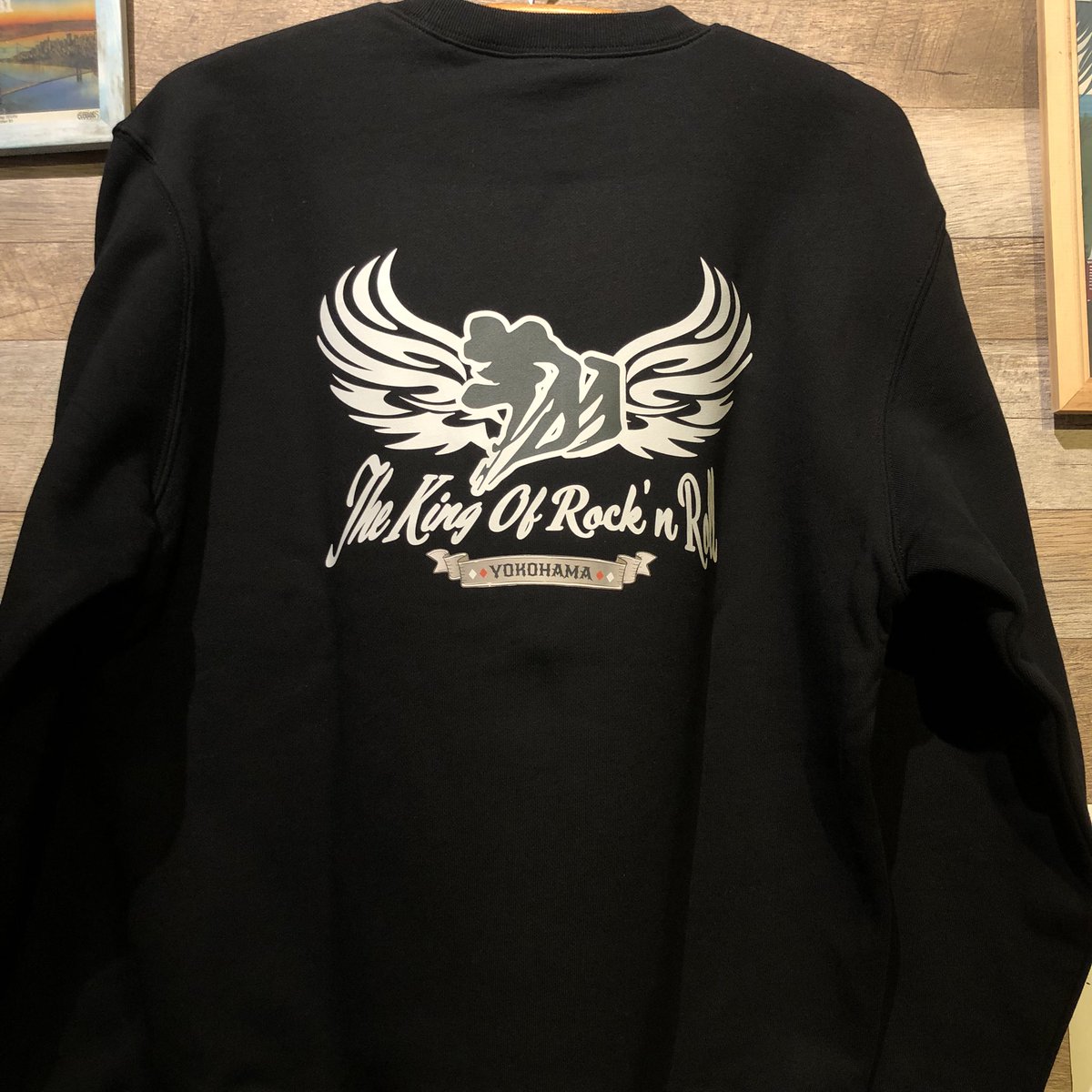 ABLE_INDIAN's tweet photo. 横浜銀蝿”翔”さん公認
店舗にて一部販売開始です。品切れの場合は年明けになりますがご容赦下さい。
またネット販売は準備出来次第アップ致します。
・クルーネック スウェット
Size. M. L. XL. ¥6000(税込)
・ロングスリーブTシャツ
Size. M. L. XL. ¥4500(税込)
#横浜銀蝿 #横浜銀蝿翔 #翔 https://t.co/yWSikCOFUC