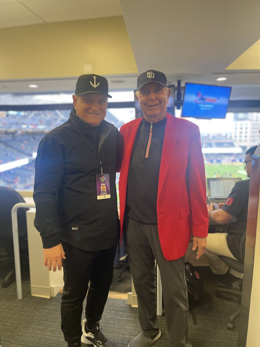 GarretsonRick's tweet photo. Had a great night catching up in SD at the Holiday Bowl with my OC at SDSU, Ted Tollner. Coach Tollner was HC for @uscfb from 1983-86 and @AztecFB 1994-2001 and had a 10 year career in the NFL. #AztecLegend https://t.co/MBMWIhtCKI