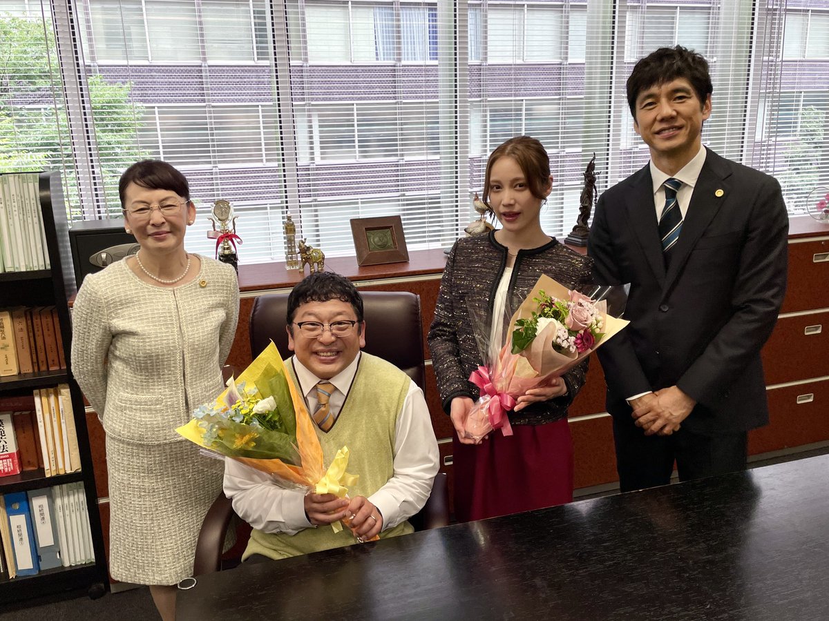tx_nanitabe's tweet image. #きのう何食べた？ season2
クランクアップ写真💐

上町弁護士事務所にて📸✨
上町修役 #チャンカワイ さん
小山志乃役 #中村ゆりか さん

最終回無料見逃し配信中！
tver.jp/episodes/epj3k…

#西島秀俊 #高泉淳子 #何食べ