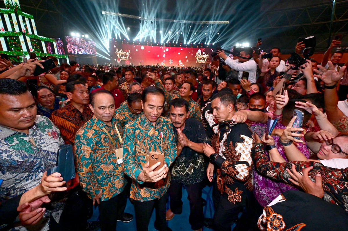 Hadir dan menyampaikan sambutan pada perayaan Natal Nasional 2023 di Graha Bethany Nginden Surabaya, Jawa Timur, tadi malam.

Hidup rukun dan penuh kasih sayang adalah pilihan terbaik yang diajarkan oleh Tuhan kepada kita semuanya yang harus kita perjuangkan dan harus kita tumbuh