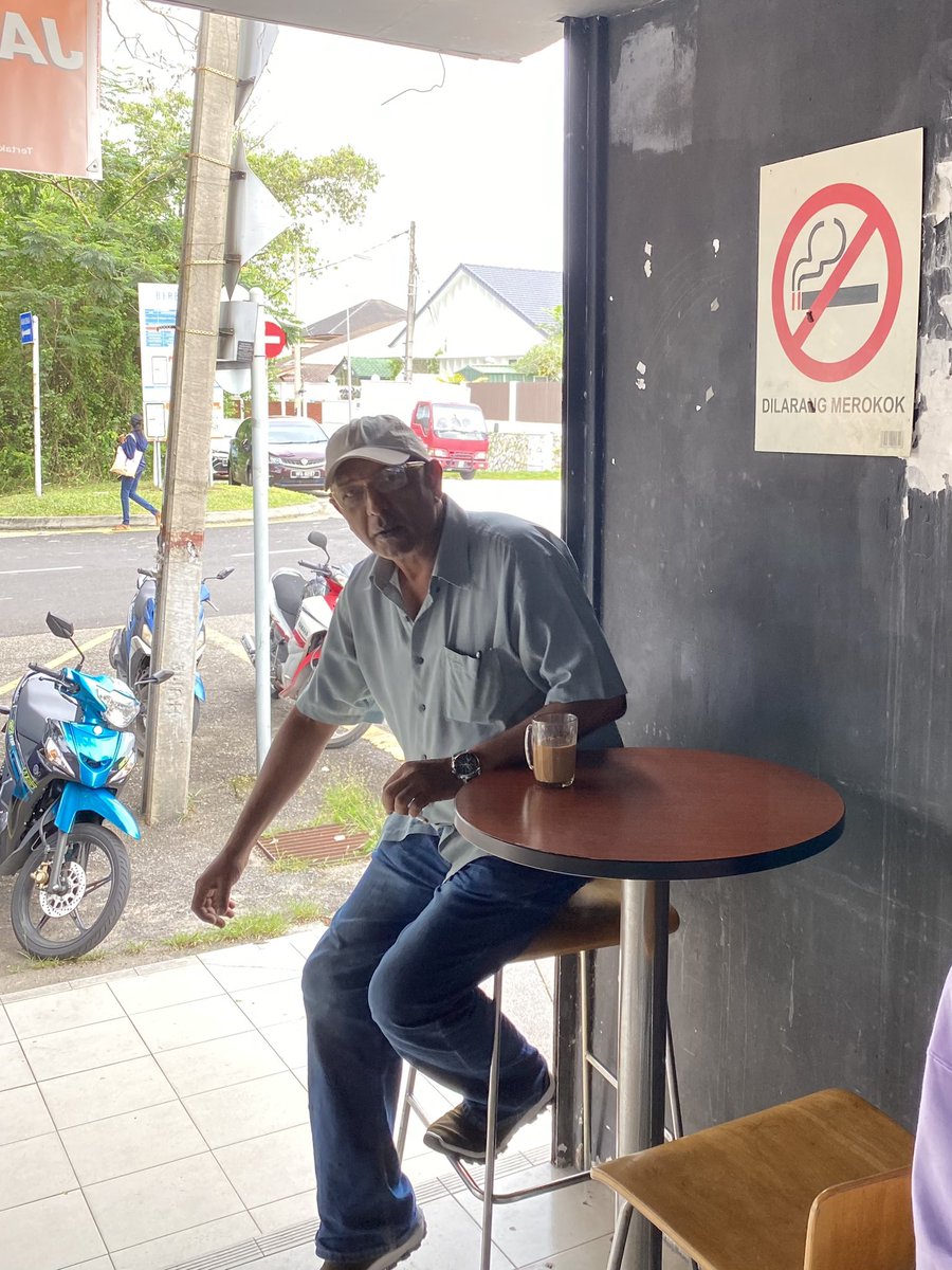 robinn_soon's tweet photo. @pjcitycouncil @KKMPutrajaya @7eleven Jalan Dato Mahmud 11/4. Man smoking even after i advice him not too. Told the staff n they do nothing. Said he is here almost everyday https://t.co/rgwlxz8Lmq