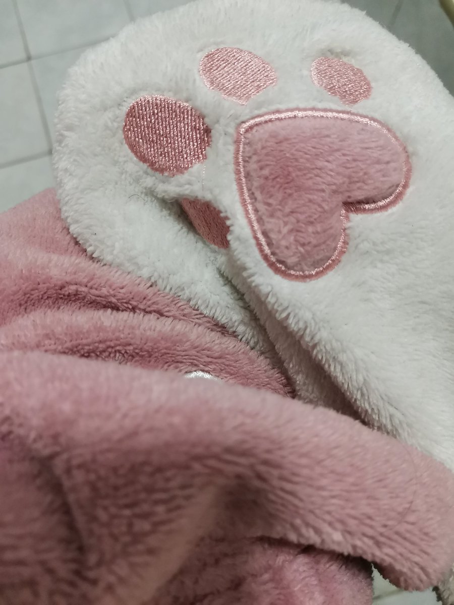 Hace poco más de 1 año que tengo esta pijama de gatito, fue uno de los bonitos regalos que usted me dio, sigo viéndola en todo lo cotidiano de mis días, la extraño 🥺